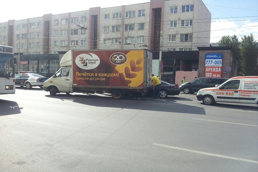 В центре Калининграда на трамвайных путях столкнулись легковушка и грузовик (фото)
