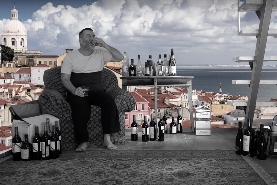 Кадр из клипа «Не выходя из комнаты». Режиссёр Михаил Довженко, 2020.