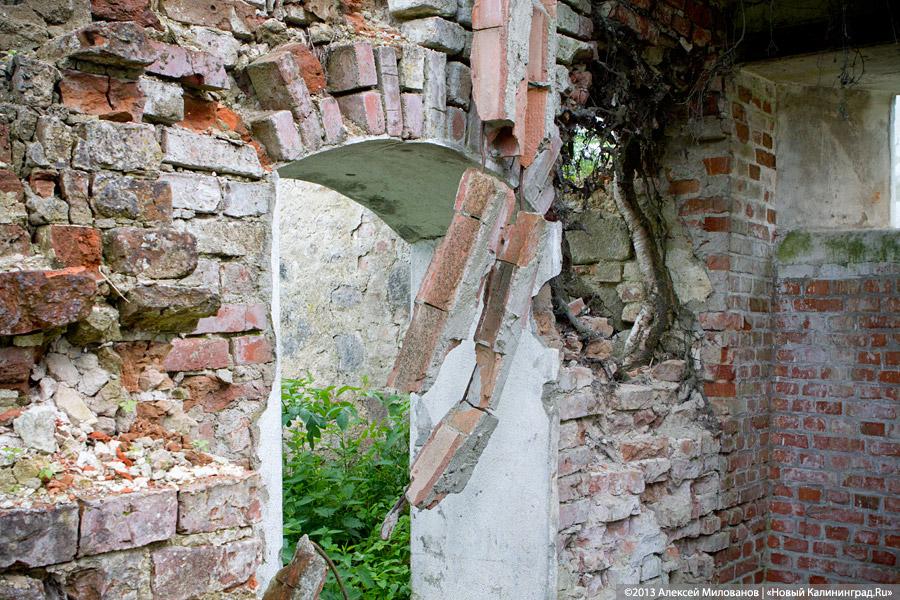 Газ и кости: в кирхе 15-го века в Зеленополье рушатся стены и исчезают захороненные останки