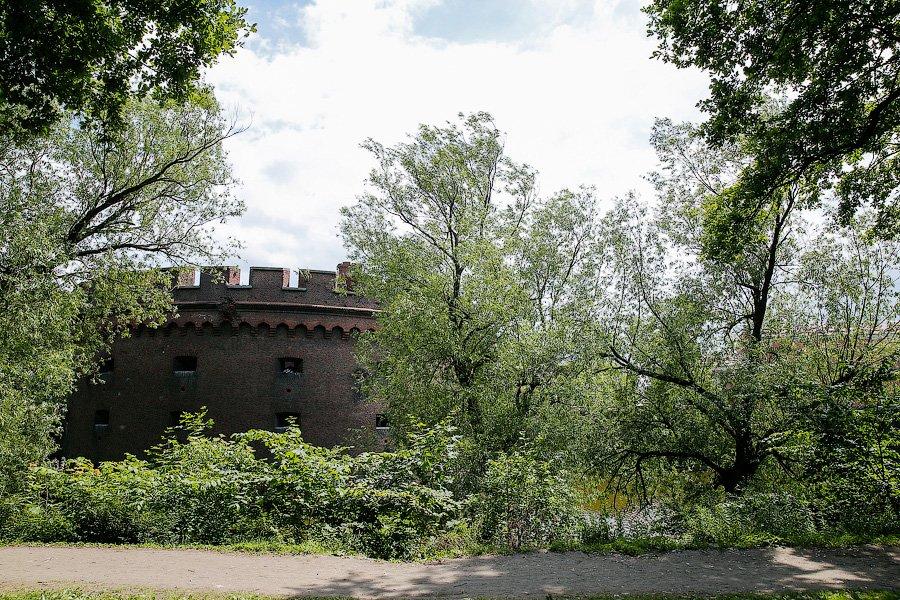 Калининградское чудо: застройщик гостиницы не вырубает, а благоустраивает 2 сквера (фото)