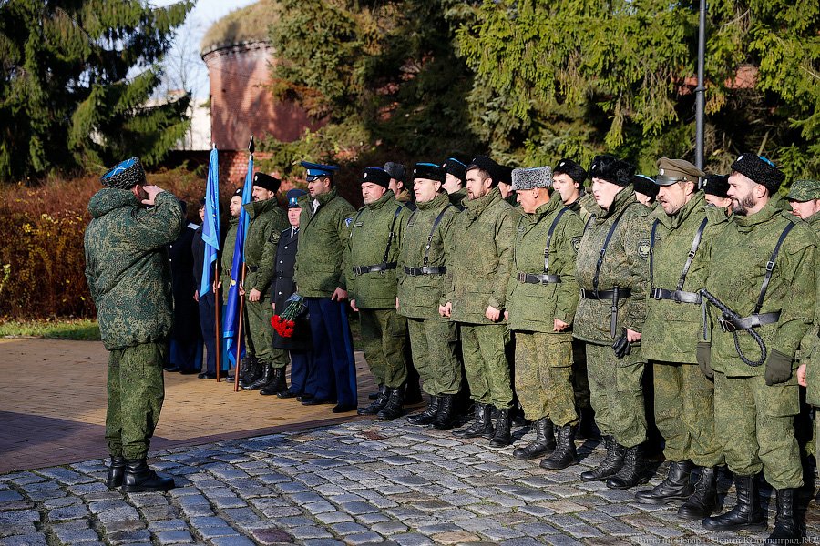 В едином порыве: в Калининграде почтили память героев-гвардейцев 