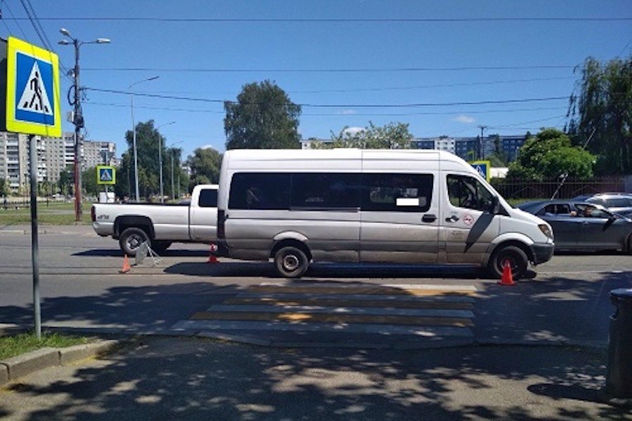 В Калининграде маршрутка сбила женщину на пешеходном переходе (фото)