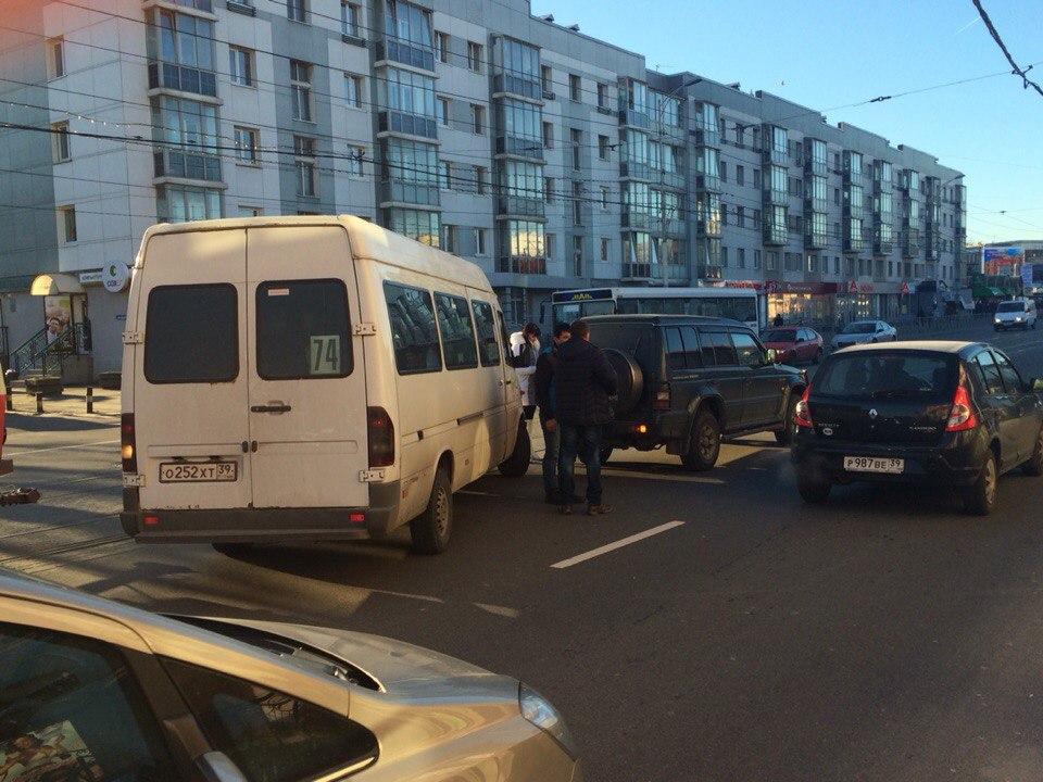 На ул. Черняховского столкнулись маршрутка и внедорожник (фото)