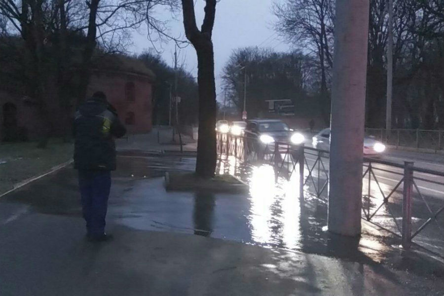 У памятника героям Первой мировой прорвало трубу (фото)