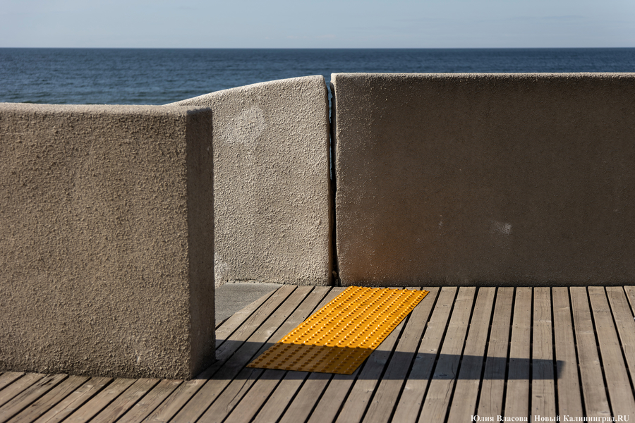 С видом на море и стройку: как выглядит пляж в Светлогорске этим летом