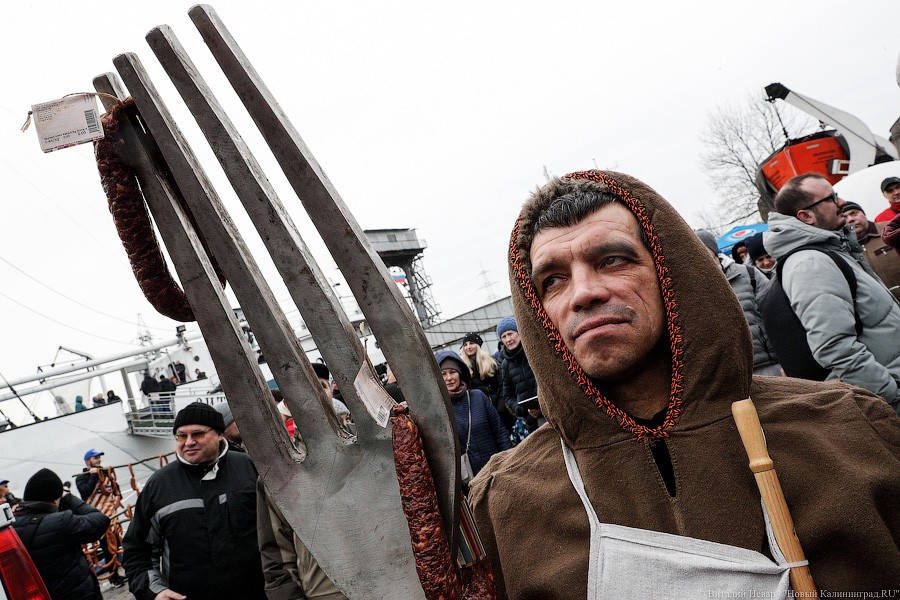 Косплей на Елизавету II: как прошёл День длинной колбасы в Музее Мирового океана