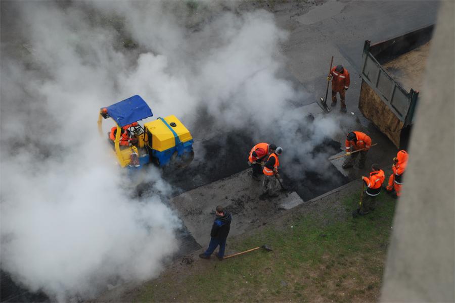 Подрядчика обязали переделать асфальт, уложенный в дождь (фото)