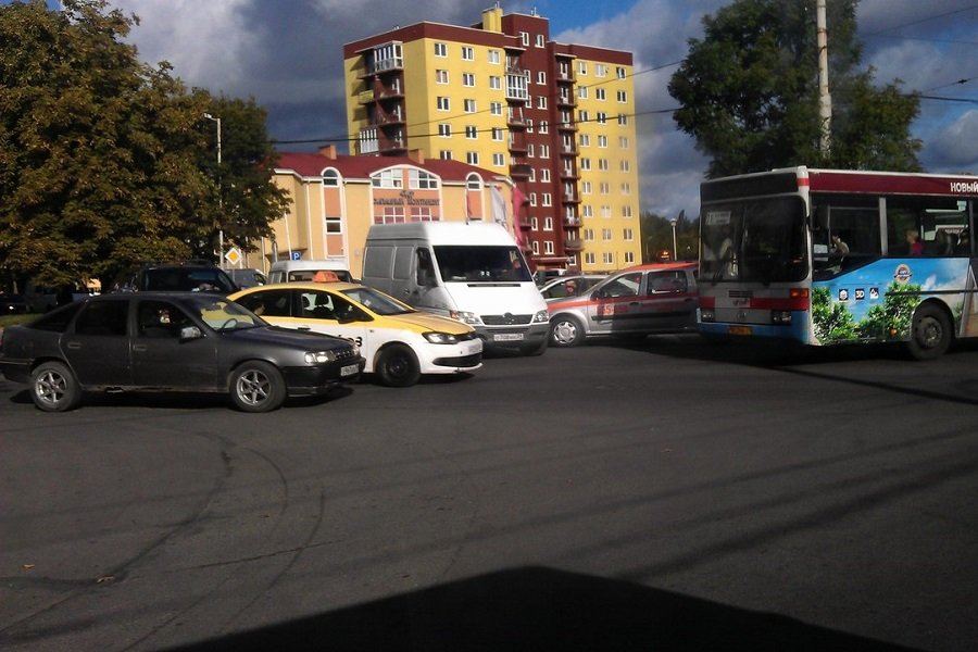 В Калининграде на ул. Инженерной возник транспортный затор из-за аварии (фото)