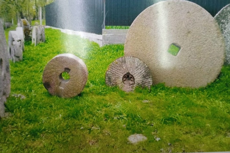 У черняховского коллекционера украли тяжелый старинный мельничный жернов