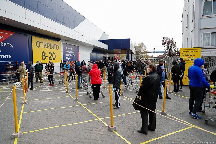 Вход в масках и перчатках: в регионе заработали непродовольственные магазины (фото)