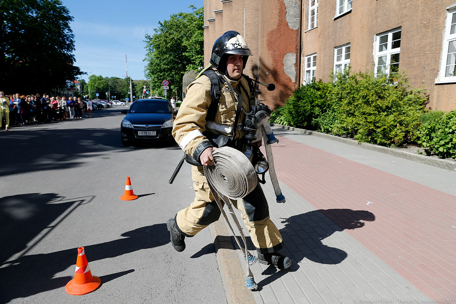 «Шланги, сирены, селфи»: как на Дмитрия Донского, 1, учились спасать всех врио