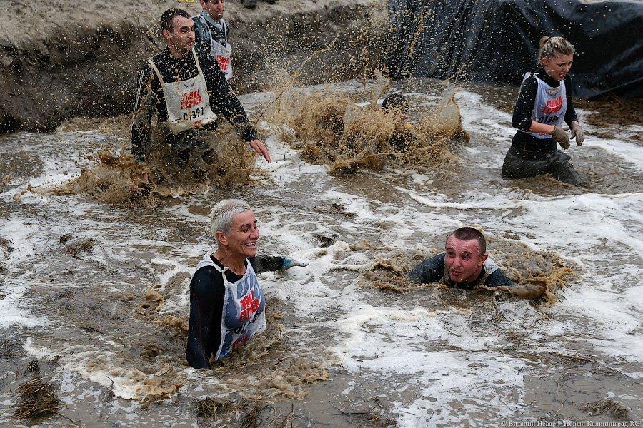 Сквозь песок и грязь за кашей: «Гонка героев» в Калининграде
