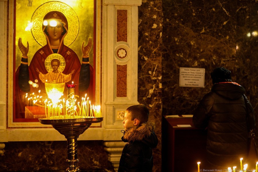 Смиренные взгляды: в соборе Христа Спасителя Калининграда встретили Рождество (фото)