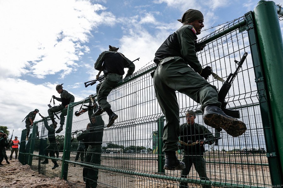 Чей морпех круче всех: фоторепортаж с конкурса «Полоса препятствий»