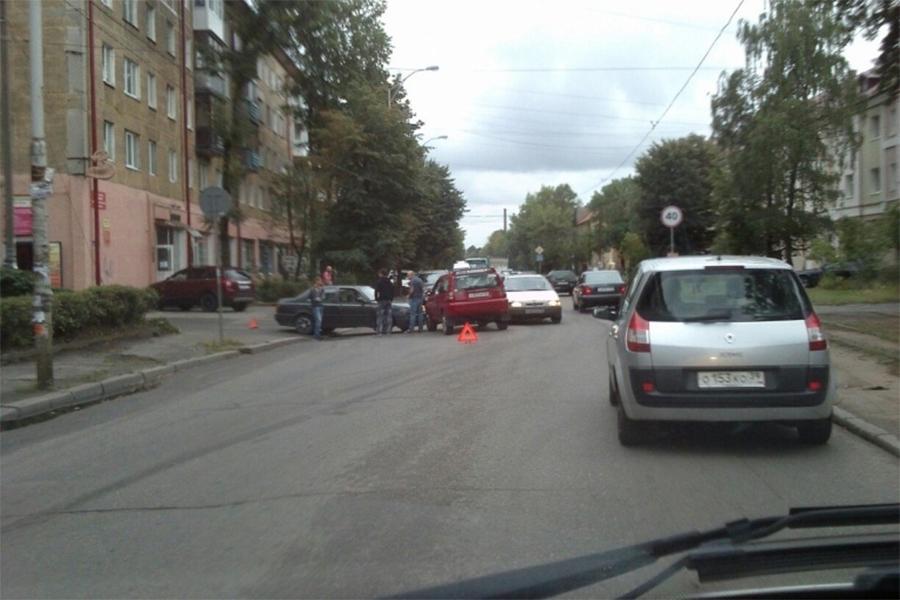 На Аллее Смелых в Калининграде образовалась пробка из-за ДТП (фото)