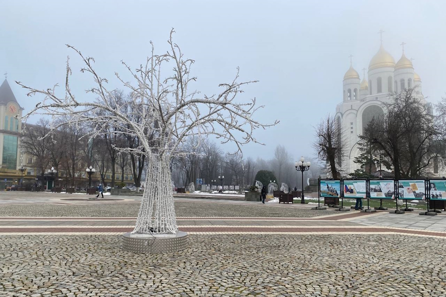 Площадь Победы в Калининграде украшают к Новому году (фото)