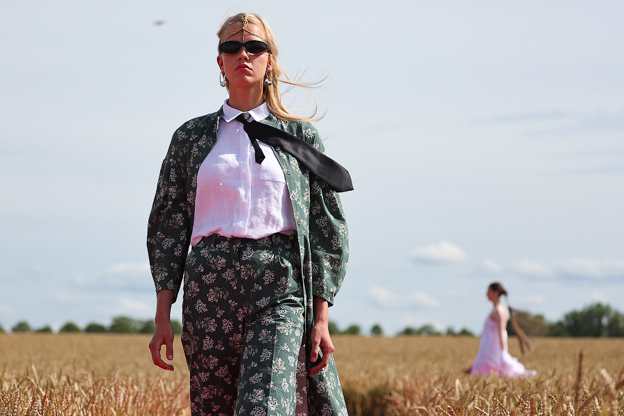 Один в поле — дизайнер: на Дне поля прошёл модный показ в колосьях (фото)