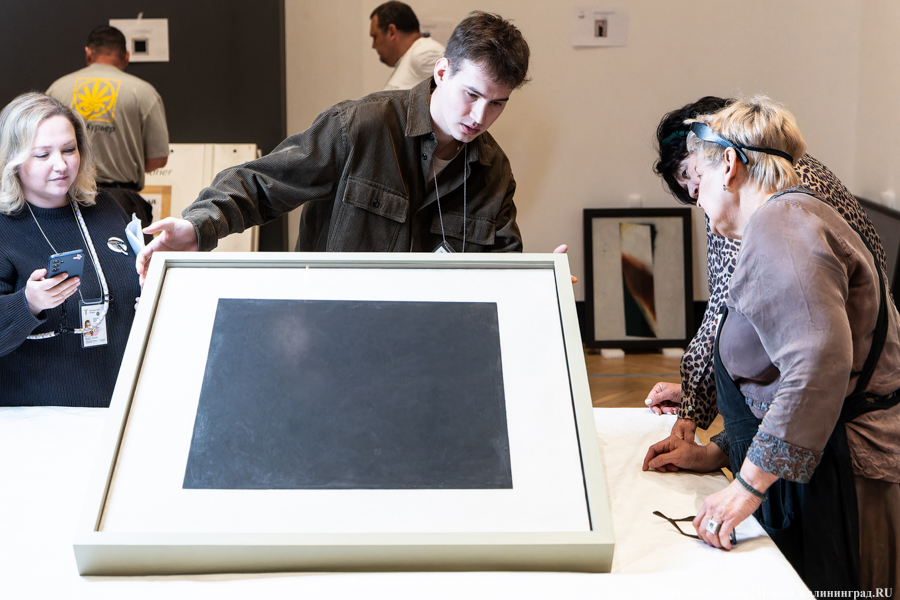 В Калининград прибыл «Чёрный квадрат»: как прошла распаковка картины Малевича (фото)