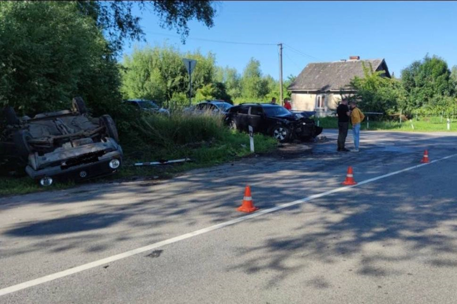 Под Полесском столкнулись два автомобиля, один из них перевернулся (фото)
