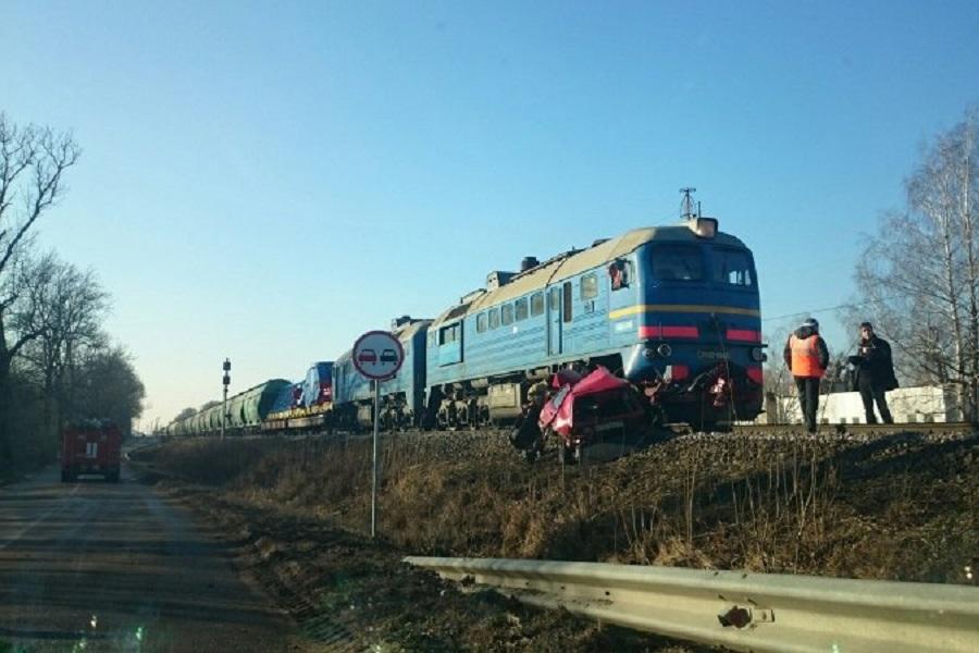 Очевидцы: в Озерках произошло ДТП с участием авто и поезда, двое погибших (фото)