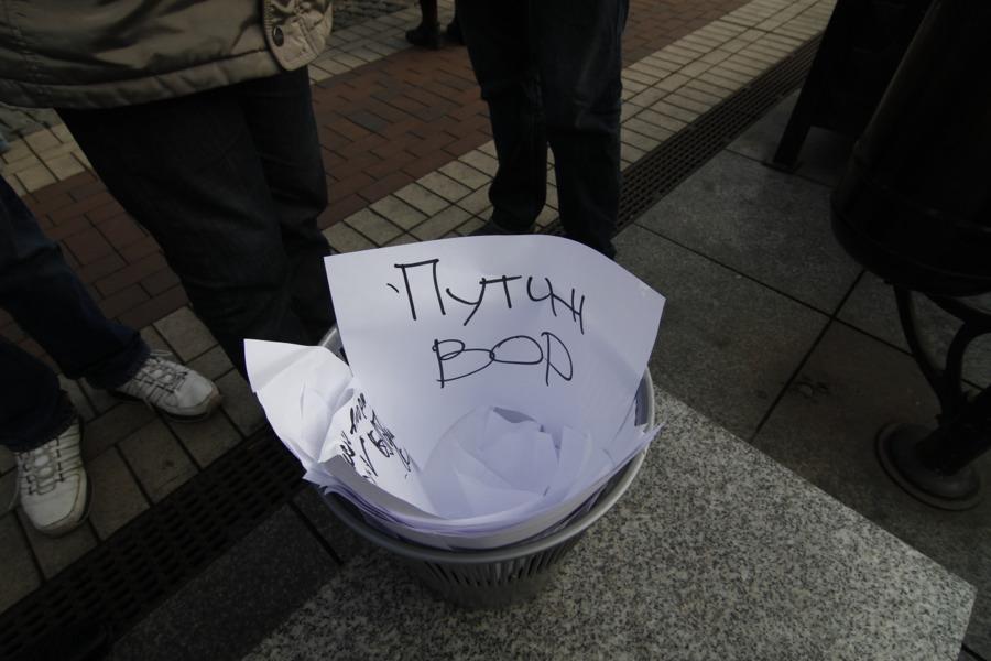 На площади Победы состоялся несанкционированный митинг: фоторепортаж