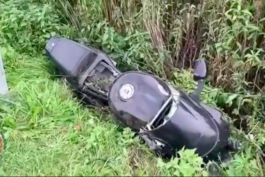 На Северном обходе мотоциклист без прав врезался в затормозивший «Мерседес» (видео)