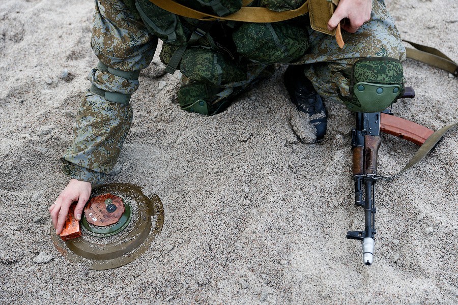 Горыныч и центнер тротила: саперы Балтфлота провели взрывные учения (фото)