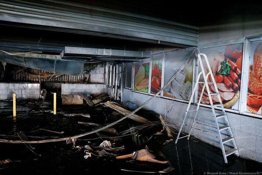 Цветы, гарь и копоть: пепелище пожара в торговом центре Калининграда (фото)