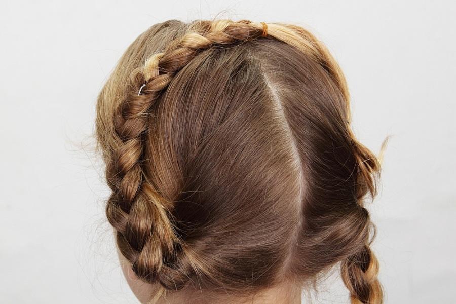 Пара косичек: две простые детские прически для утренника