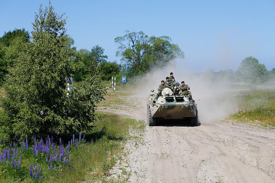 «Вальс бронетранспортёров»: в Хмелевке прошло военно-морское дерби 