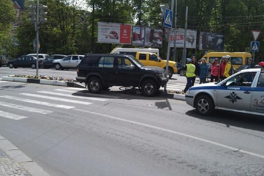 В Калининграде внедорожник на «зебре» сбил велосипедиста и врезался в столб (фото)