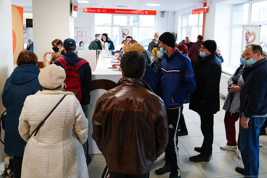 Вне зоны ковид-фри: что происходит в МФЦ на площади Победы после новых ограничений