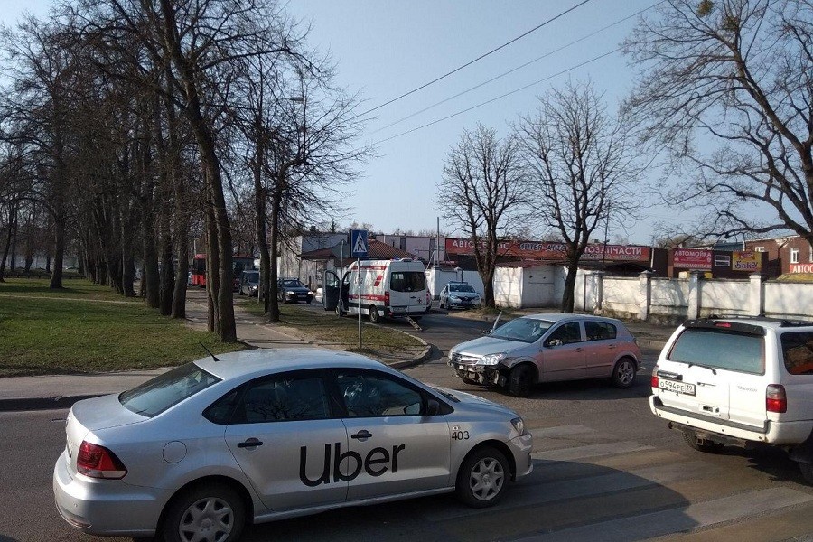 Ул. Нарвская и Сибирякова «встали» из-за столкновения «Опеля» и скорой помощи (фото)