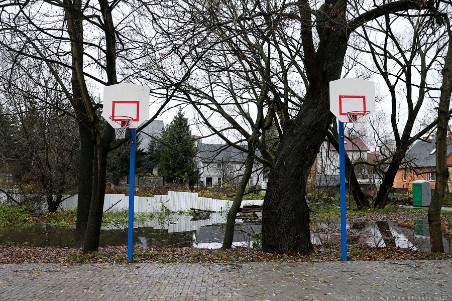 Водный мир на Орудийной: в Калининграде тонет в болоте жилой дом