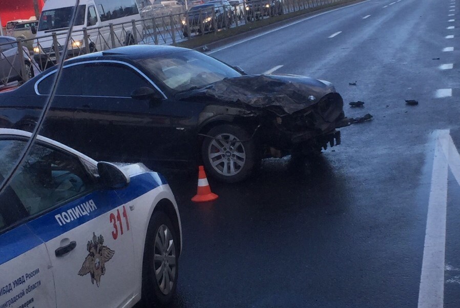 Появилось видео ДТП на Сельме, в котором BMW сломала забор и вылетела на встречку