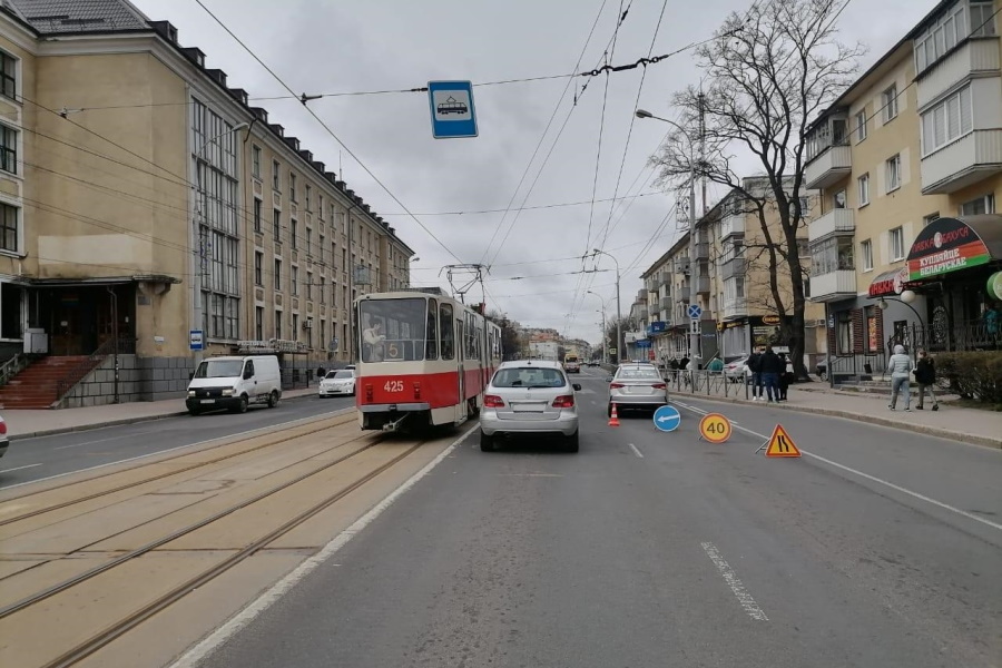 В Калининграде «Хёндэ» сбил пешехода на трамвайной остановке
