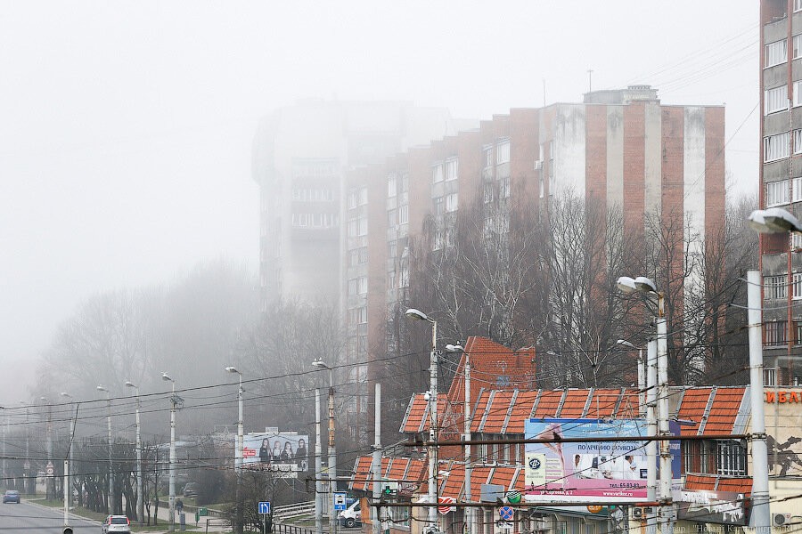 Срывал крыши, валил светофоры: что натворил в Калининграде сильный ветер