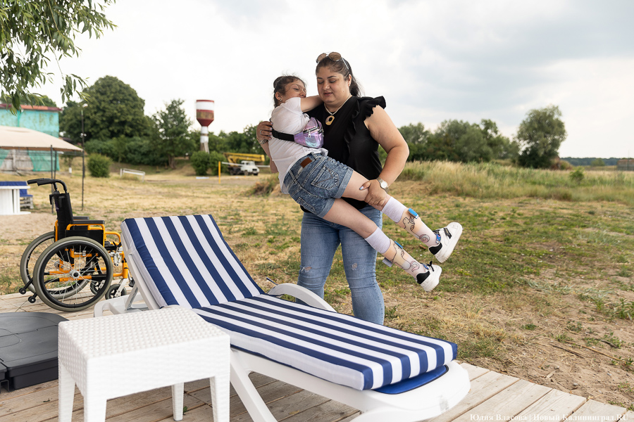 С учетом потребностей: в Прибрежном обустроили пляж для инвалидов-колясочников