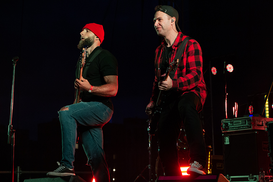 Марафон мировых хитов: в Калининграде прошёл рок-фестиваль с трибьют-шоу (фото)