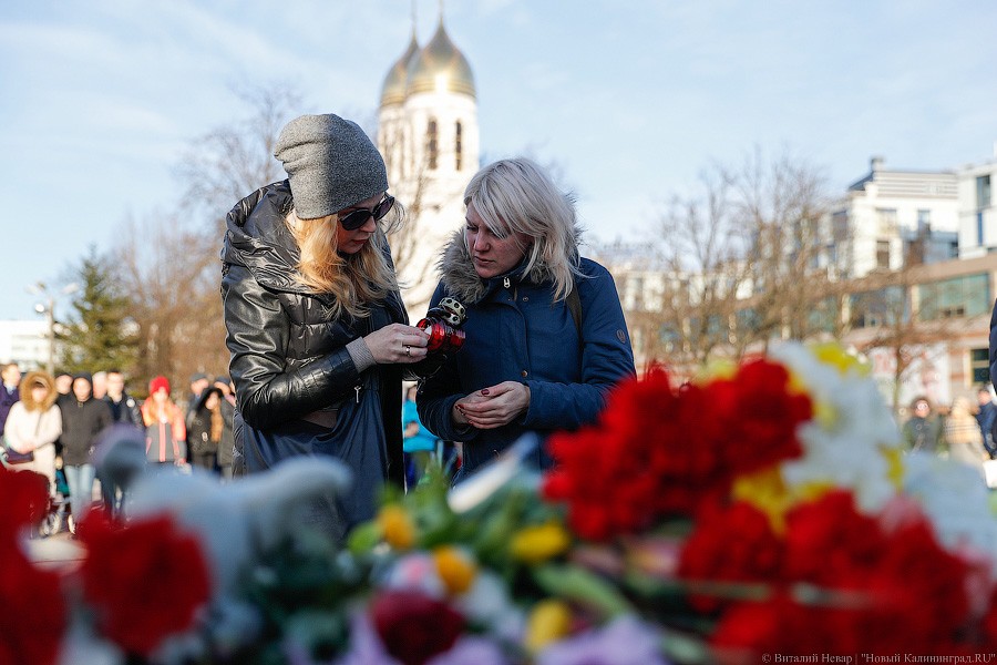Опустить голову, зажечь свечу: в Калининграде почтили память погибших в Кемерово