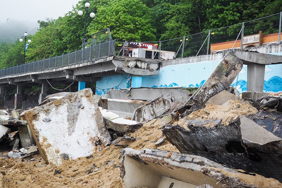 Обломки прошлого: как в Светлогорске разбирают старый променад (фото)