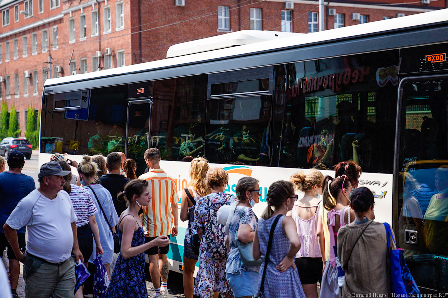 Не для слабаков: желающие уехать к морю штурмуют электрички и автобусы