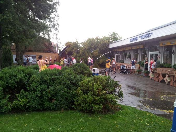 Шторм в Литве: на пляже Ниды ветер поднял в воздух коляску с ребенком (фото)