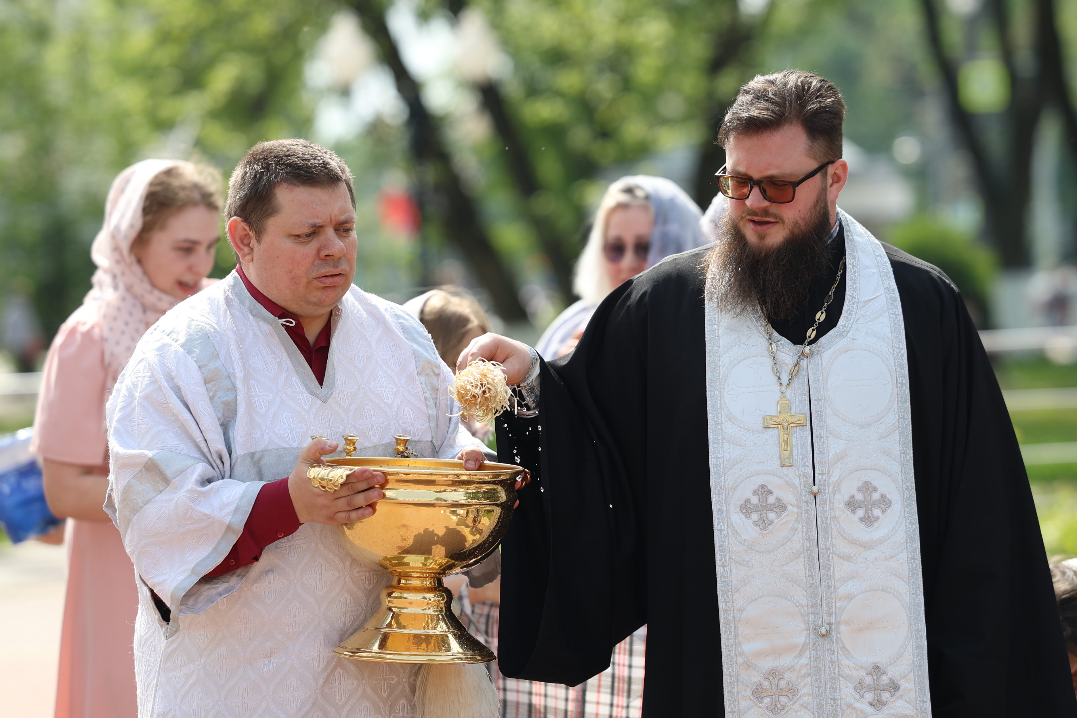 И скорбь, и радость: в калининградских храмах освящают куличи перед Пасхой (фото)