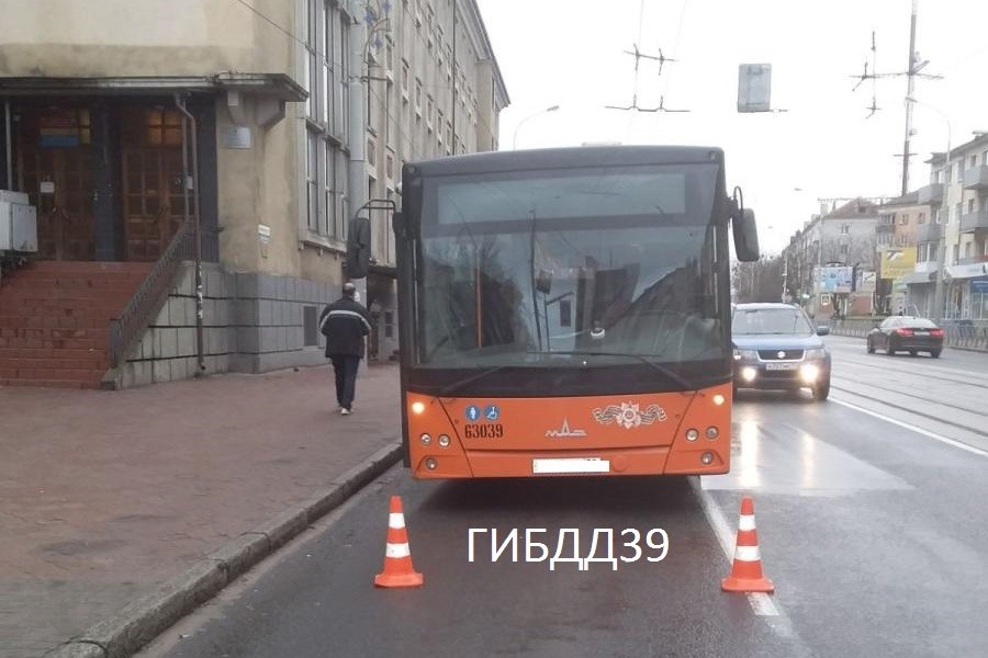 Кондуктор получила сотрясение в резко затормозившем автобусе