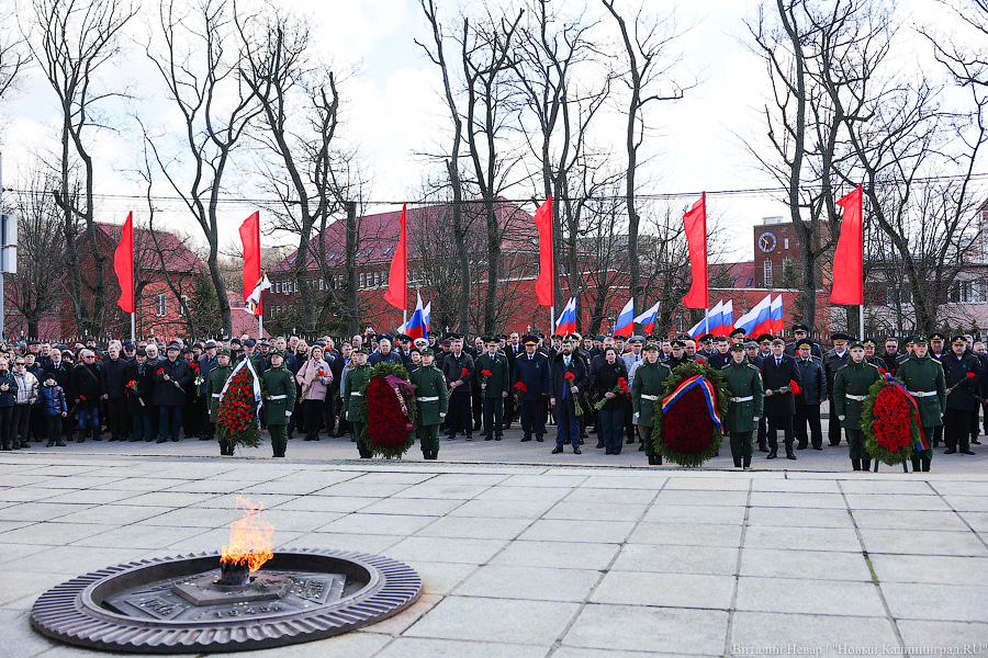 77 годовщина: к памятнику 1200 гвардейцам возложили цветы (фото)