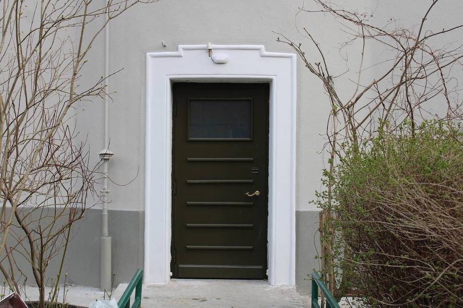 «По историческим фотографиям»: на улице Шиллера установили реплики дверей на доме 1920-х годов (фото)