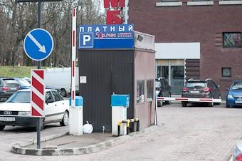 Шлагбаум у «Эпицентра» продолжает работать, несмотря на угрозы властей 