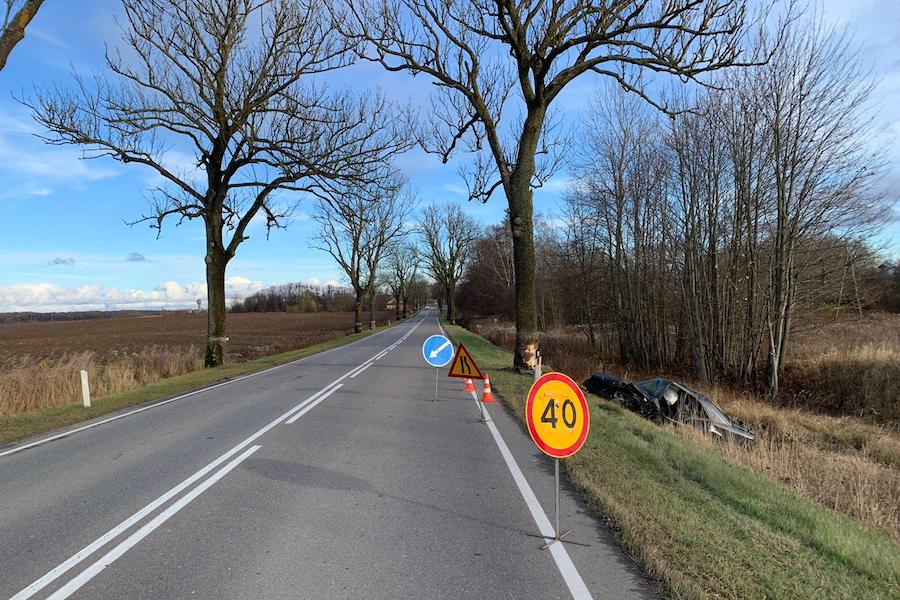 Под Гурьевском «Мерседес» врезался в дерево и перевернулся (фото)