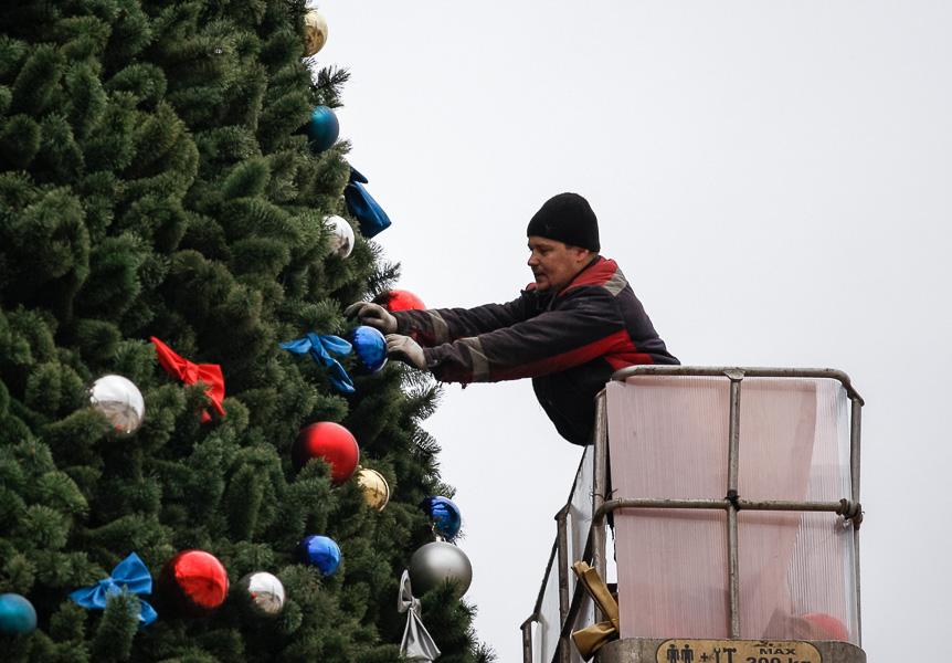 От каркаса до игрушки: в Калининграде собрали главную городскую елку